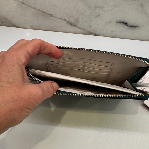 NWT Kate spade wristlet - Picture 2 of 3